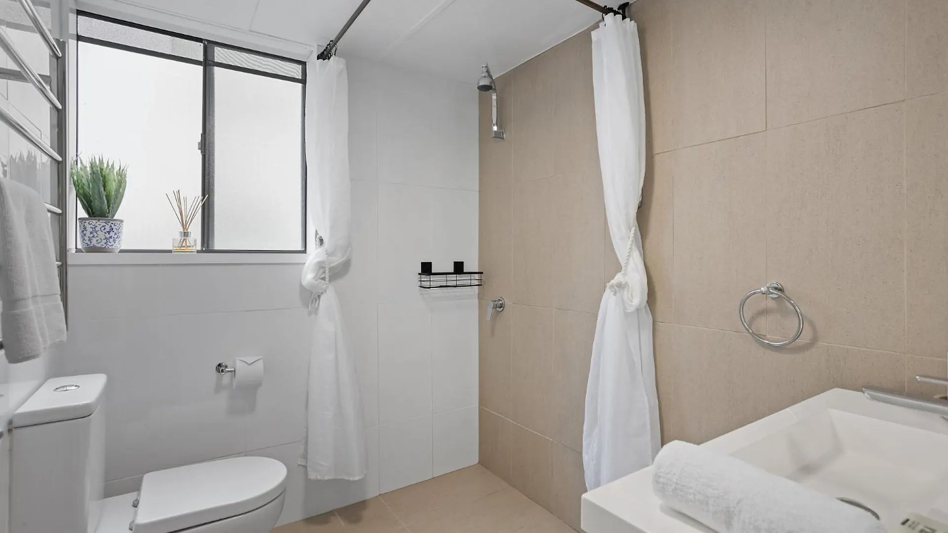 Inner City Apartment Living In Quiet Location Brisbane